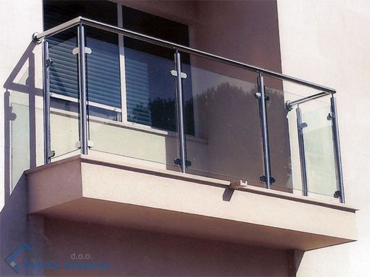 Protezione della ruggine montata lato all'aperto di vetro residenziale dell'inferriata di asta della ringhiera