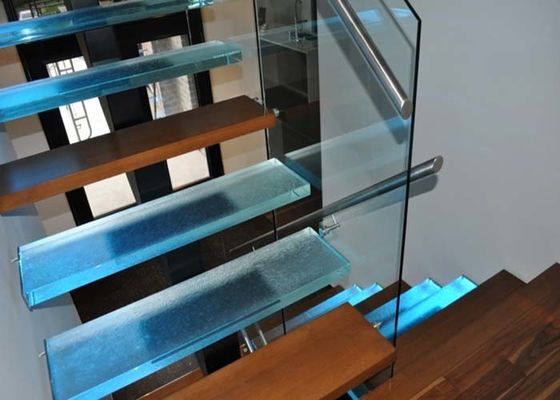 Scala di vetro dell'inferriata della piattaforma delle scale diritte della trave di acciaio del quadrato del passo della luce del LED