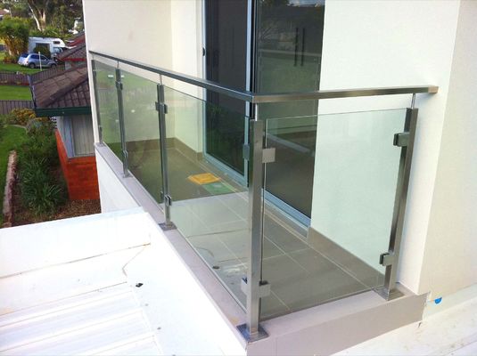 Bene durevole di vetro dell'inferriata di asta della ringhiera su ordinazione di spessore per la barriera di sicurezza della scala del balcone