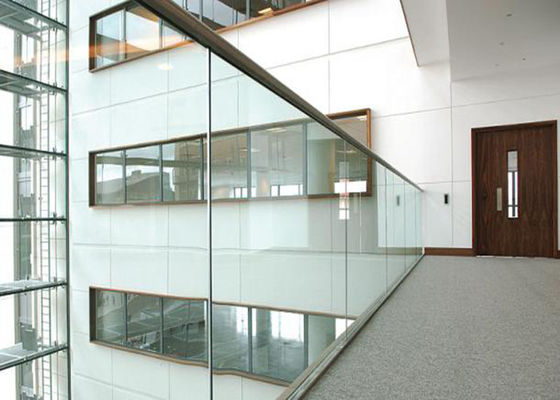 Pavimento dell'interno dell'inferriata di vetro di alluminio della piattaforma delle scale fissato al muro con i corrimani